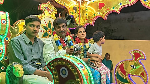 ಬಳ್ಳಾರಿ ತಾಲೂಕಿನ ಕರ್ಚೇಡು ಗ್ರಾಮದಲ್ಲಿ ಸಹ ಶಿಕ್ಷಕ ಪ್ರದೀಪ್, ಪತ್ನಿ ಸುಷ್ಮಿತಾ ಹಾಗೂ ಮಕ್ಕಳನ್ನು ಅಲಂಕರಿತ ರಥದಲ್ಲಿ ಕೂರಿಸಿ ಮೆರವಣಿಗೆ ಮಾಡಲಾಯಿತು.