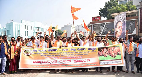 ಬಳ್ಳಾರಿಯ ಗಡಗಿ ಚೆನ್ನಪ್ಪ ವೃತ್ತದಲ್ಲಿ ಗೋ ಹತ್ಯೆ ಕಾಯ್ದೆ ತಿದ್ದುಪಡಿ ವಿರೋಧಿಸಿ ಬಿಜೆಪಿ ಜಿಲ್ಲಾ ಘಟಕದಿಂದ ಪ್ರತಿಭಟನೆ ನಡೆಯಿತು. ಮಾಜಿ ಶಾಸಕ ಜಿ.ಸೋಮಶೇಖರರೆಡ್ಡಿ, ಮುಖಂಡರಾದ ರಾಮಲಿಂಗಪ್ಪ, ವೈ.ಹನುಮಂತಪ್ಪ, ಶ್ರೀರಾಮುಲು, ವೆಂಕಟರಮಣರೆಡ್ಡಿ, ರಾಮಕೃಷ್ಣ  ಇದ್ದರು.