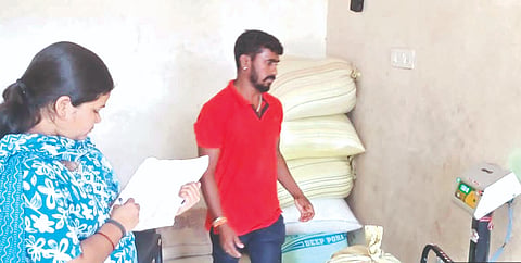 ಯಾದಗಿರಿ ಜಿ¯್ಲೆಯ ಸೈದಾಪುರದ ರಾಜು ದೊಡ್ಡಪ್ಪನವರ ಅವರ ಅಂಗಡಿಯಲ್ಲಿ ಶುಕ್ರವಾರ ದಾಳಿ ನಡೆಸಿದ ತಾಲೂಕು ಆಹಾರ ಶಿರಸ್ತೇದಾರ ಮಹೇಶ್ ಹಾಗೂ ಆಹಾರ ನಿರೀಕ್ಷಕಿ ರಾಜೇಶ್ವರಿ ಮತ್ತು ವಿಠ್ಠಲï ಬಂದಾಳ ಅವರು ಅಕ್ರಮ ಆಹಾರ ಧಾನ್ಯ ವಶಪಡಿಸಿಕೊಂಡರು.