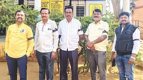 ಅಳವಂಡಿ ಸಮೀಪದ ಬಿಸರಹಳ್ಳಿ ಗ್ರಾಮದ ಸಮಾಹಿಪ್ರಾ ಶಾಲೆಯಲ್ಲಿ ಶಿಕ್ಷಕರು ಕಪ್ಪು ಪಟ್ಟಿ ಧರಿಸಿ ಪ್ರತಿಭಟನೆ ನಡೆಸಿದರು. ಪ್ರಾಥಮಿಕ ಶಾಲಾ ಶಿಕ್ಷಕರ ಪತ್ತಿನ ಸಹಕಾರಿ ಸಂಘದ ಸಂಘಟನಾ ಕಾರ್ಯದರ್ಶಿ ರಮೇಶ್ ಬುಡ್ಡನಗೌಡ, ನಿರ್ದೇಶಕ ಹನುಮಂತಪ್ಪ ಕುರಿ, ಮುಖ್ಯಶಿಕ್ಷಕ ವೀರಣ್ಣ ಹಮ್ಮಿಗಿ, ಶಿಕ್ಷಕರಾದ ಬಾಬು ರೆಡ್ಡಿ, ಮಂಜುನಾಥ ಅರ್ಕಸಾಲಿ ಇದ್ದರು.