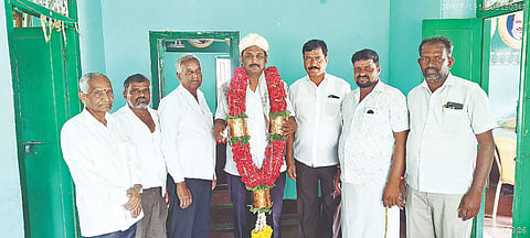 ತಿ.ನರಸೀಪುರ ಪಟ್ಟಣದ ಜೆಡಿಎಸ್ ಕಛೇರಿಯಲ್ಲಿ ಭಾನುವಾರ ನೂತನ ಜಿಲ್ಲಾಧ್ಯಕ್ಷರಾಗಿ ಆಯ್ಕೆಯಾದ ನಿಕಟಪೂರ್ವ ಶಾಸಕ ಎಂ.ಅಶ್ವಿನ್‌ಕುಮಾರ್ ಅವರನ್ನು ಸನ್ಮಾನಿಸಿ ಗೌರವಿಸಲಾಯಿತು. ಕ್ಷೇತ್ರಾಧ್ಯಕ್ಷ ಸಿ.ಬಿ ಹುಂಡಿ ಚಿನ್ನಸ್ವಾಮಿ, ಮುಖಂಡರಾದ ಕಟ್ಟೆಪುರ ಸಿದ್ದಪ್ಪ, ತಿರುಮಕೂಡಲು ಜಯರಾಮ್ ಇತರರು ಇದ್ದರು.