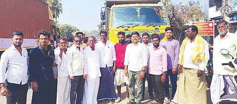 ಓವರ್ ಲೋಡ್ ಟಿಪ್ಪರ್‌ಗಳ ಹಾವಳಿ ನಿಯಂತ್ರಿಸುವಂತೆ ಒತ್ತಾಯಿಸಿ ಗಂಗಾವತಿ ತಾಲೂಕಿನ ವಡ್ಡರಹಟ್ಟಿಯಲ್ಲಿ ಗ್ರಾಮಸ್ಥರು ವಾಹನಗಳನ್ನು ತಡೆದು ಗುರುವಾರ ಪ್ರತಿಭಟನೆ ನಡೆಸಿದರು. ವಕೀಲ ಶಿವರಾಜ್ ಡಂಬರ್, ಮುಖಂಡರಾದ ಬೀರಪ್ಪ, ಖಾಜಾವಲಿ, ಎನ್. ವೀರೇಶ, ಷಣ್ಮುಖ ಹತ್ತಿಮರದ ಇತರರಿದ್ದರು.