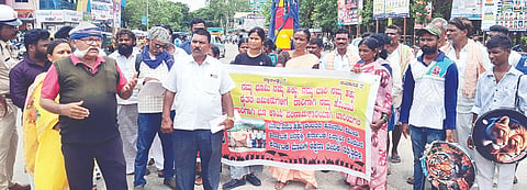 ಗಂಗಾವತಿ ತಾಲೂಕಿನ ವೆಂಕಟಗಿರಿ ಹೋಬಳಿ ವ್ಯಾಪ್ತಿಯ ರೈತರ ಹೊಲಗಳಿಗೆ ರಸ್ತೆ ವ್ಯವಸ್ಥೆ ಕಲ್ಪಿಸುವಂತೆ ಒತ್ತಾಯಿಸಿ ಭೂಮಿ, ವಸತಿ ಹಕ್ಕು ವಂಚಿತರ ಹೋರಾಟ ಸಮಿತಿ ಸದಸ್ಯರು ಗಂಗಾವತಿ ಶ್ರೀಕೃಷ್ಣದೇವರಾಯ ವೃತ್ತದಲ್ಲಿ ಸೋಮವಾರ ಪ್ರತಿಭಟನೆ ನಡೆಸಿದರು. ಕರ್ನಾಟಕ ಮಾದಿಗ ರಕ್ಷಣಾ ವೇದಿಕೆ ಅಧ್ಯಕ್ಷ ಕರಿಯಪ್ಪ ಗುಡಿಮನಿ, ಪದಾಧಿಕಾರಿಗಳಾದ ಯಮನೂರಪ್ಪ, ದುರುಗೇಶ, ಯಮುನಾ, ಶೋಭಾ ಇತರರಿದ್ದರು.