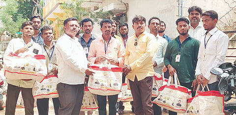 ಗಂಗಾವತಿ ಮೇದಾರ್ ಓಣಿಯ ಶ್ರೀಲಕ್ಷ್ಮಿವೆಂಕಟೇಶ್ವರ ಕಟ್ಟಡ ಮತ್ತು ಇತರೆ ನಿರ್ಮಾಣ ಕಾರ್ಮಿಕರ ಕ್ಷೇಮಾಭಿವೃದ್ಧಿ ಸಂಘದ ಕಚೇರಿಯಲ್ಲಿ ಕಟ್ಟಡ ಕಾರ್ಮಿಕರಿಗಾಗಿ ಕಾರ್ಮಿಕ ಇಲಾಖೆ ಸುರಕ್ಷತಾ ಕಿಟ್‌ಗಳನ್ನು ವಿತರಿಸಲಾಯಿತು. ಸಂಘದ ಸಂಸ್ಥಾಪಕ ಅಧ್ಯಕ್ಷ ರುದ್ರಪ್ಪ ಹಣವಾಳ್, ಪ್ರಧಾನ ಕಾರ್ಯದರ್ಶಿ  ಸಾಗರ್ ಎಲ್ಲೂರು,  ಪದಾಧಿಕಾರಿಗಳಾದ ಶರಣಪ್ಪ ಚೌಡಾಪುರ, ಮಹೆಬೂಬ್, ಮಹೇಶ,ನಿಂಗರಾಜ ಇತರರಿದ್ದರು.