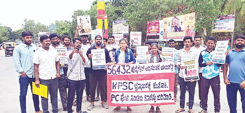 ಖಾಲಿ ಹುದ್ದೆಗಳ ಭರ್ತಿಗೆ ಆಗ್ರಹಿಸಿ ಗಂಗಾವತಿ ಶ್ರೀಕೃಷ್ಣ ದೇವರಾಯ ವೃತ್ತದಲ್ಲಿ ಉದ್ಯೋಗ ಆಕಾಂಕ್ಷಿಗಳ ಹೋರಾಟ ಸಮಿತಿ ಸದಸ್ಯರು ಶುಕ್ರವಾರ ಪ್ರತಿಭಟನೆ ನಡೆಸಿದರು. ಸಮಿತಿ ಸಂಚಾಲಕ ಶರಣು ಪಾಟೀಲ್, ಪದಾಧಿಕಾರಿಗಳಾದ ಆಂಜನೇಯ ರಾಂಪುರ, ಬಸವರಾಜು, ರವಿಕುಮಾರ, ವೆಂಕಣ್ಣ, ಅಖಿಲಕುಮಾರ, ಶ್ರೀನಿವಾಸ, ಜ್ಯೋತಿ, ಸಂಜನಾ ಇತರರಿದ್ದರು.
