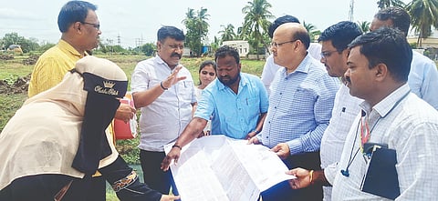 ಗಂಗಾವತಿ ತಾಲೂಕಿನ ಹೊಸಳ್ಳಿಯಲ್ಲಿ ಆಶ್ರಯ ಯೋಜನೆ ವಸತಿ ವಿನ್ಯಾಸವನ್ನು ಡಿಸಿ ಡಾ.ಸುರೇಶ ಬಿ.ಇಟ್ನಾಳ ಸೋಮವಾರ ವೀಕ್ಷಿಸಿದರು. ನಗರಾಭಿವೃದ್ಧಿ ಕೋಶದ ಯೋಜನಾಧಿಕಾರಿ ಮಂಜುನಾಥ ಗುಂಡೂರು, ಪೌರಾಯುಕ್ತ ಆರ್. ವಿರೂಪಾಕ್ಷಮೂರ್ತಿ, ಎಇಇ ಆಸ್ಮಾ ಇತರರಿದ್ದರು.