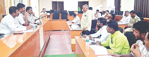 ಗಂಗಾವತಿ ತಾಪಂ ಮಂಥನ ಸಭಾಂಗಣದಲ್ಲಿ ಹಮ್ಮಿಕೊಂಡಿದ್ದ ಗ್ಯಾರಂಟಿ ಯೋಜನೆ ಅನುಷ್ಠಾನ ಸಮಿತಿ ಸಭೆಯಲ್ಲಿ ತಾಲೂಕಾಧ್ಯಕ್ಷ ಡಾ.ಕೆ. ವೆಂಕಟೇಶಬಾಬು ಸೋಮವಾರ ಮಾತನಾಡಿದರು. ಜಿಲ್ಲಾ ಸದಸ್ಯ ಆನಂದ ಹಾಸಲ್ಕರ್, ತಾಪಂ ಇಒ ರಾಮರೆಡ್ಡಿ ಪಾಟೀಲ್ ಇತರರಿದ್ದರು.