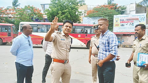 ಗಂಗಾವತಿ ಬಸ್ ನಿಲ್ದಾಣದಲ್ಲಿ ಹೆಚ್ಚುತ್ತಿರುವ ಮೊಬೈಲ್ ಇತರ ವಸ್ತುಗಳ ಕಳವು ಪ್ರಕರಣ ಹಿನ್ನೆಲೆಯಲ್ಲಿ ಡಿವೈಎಸ್ಪಿ ಜೆ.ಎಸ್.ನ್ಯಾಮಗೌಡರ್ ಭೇಟಿ ನೀಡಿ ಪರಿಶೀಲಿಸಿದರು. ನಗರ ಪಿಐ ಪ್ರಕಾಶ ಆರ್. ಯಾತನೂರ್, ಕೆಕೆಆರ್‌ಟಿಸಿ ಘಟಕ ವ್ಯವಸ್ಥಾಪಕ ಪ್ರವೀಣ ಯರನಾಳ್ ಇತರರಿದ್ದರು.