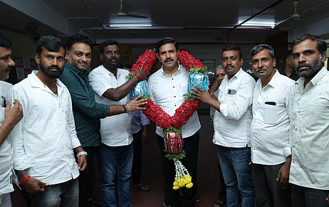 ಬೆಂಗಳೂರಿನ ಬಿಜೆಪಿ ಕಚೇರಿಯಲ್ಲಿ ತಿ.ನರಸೀಪುರದ ಬೈರಾಪುರ ಮಹಾಶಕ್ತಿ ಕೇಂದ್ರದ ನೂತನ ಅಧ್ಯಕ್ಷ ಹೆಳವರಹುಂಡಿ ನಂದೀಶ್ ಅವರ ಆಯ್ಕೆಗೆ ಸಹಕಾರ ನೀಡಿದ ಬಿಜೆಪಿ ರಾಜ್ಯಾಧ್ಯಕ್ಷ ಬಿ.ವೈ.ವಿಜಯೇಂದ್ರ ಅವರನ್ನು ಸನ್ಮಾನಿಸಿದರು. ಮಹೇಶ್, ನಗರ್ಲೆ ಎಂ.ಮಹದೇವಸ್ವಾಮಿ, ನಂದ, ವಿಜಿ ಇತರರು ಇದ್ದರು.