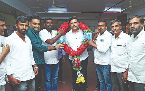 ಬೆಂಗಳೂರಿನ ಬಿಜೆಪಿ ಕಚೇರಿಯಲ್ಲಿ ತಿ.ನರಸೀಪುರದ ಬೈರಾಪುರ ಮಹಾಶಕ್ತಿ ಕೇಂದ್ರದ ನೂತನ ಅಧ್ಯಕ್ಷ ಹೆಳವರಹುಂಡಿ ನಂದೀಶ್ ಅವರ ಆಯ್ಕೆಗೆ ಸಹಕಾರ ನೀಡಿದ ಬಿಜೆಪಿ ರಾಜ್ಯಾಧ್ಯಕ್ಷ ಬಿ.ವೈ.ವಿಜಯೇಂದ್ರ ಅವರನ್ನು ಸನ್ಮಾನಿಸಿದರು. ಮಹೇಶ್, ನಗರ್ಲೆ ಎಂ.ಮಹದೇವಸ್ವಾಮಿ, ನಂದ, ವಿಜಿ ಇತರರು ಇದ್ದರು.  