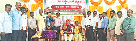 ಪಶುಪಾಲನಾ ಇಲಾಖೆಯಲ್ಲಿ ಹಿರಿಯ ಪಶು ಪರಿವೀಕ್ಷಕರಾಗಿ ಸೇವೆ ಸಲ್ಲಿಸಿ ನಿವೃತ್ತಿಯಾದ ಹಳ್ಳೇರಾವ ಎಸ್.ಕುಲಕರ್ಣಿ ದಂಪತಿ ಅವರನ್ನು ಕೆಂಭಾವಿಯಲ್ಲಿ ಸನ್ಮಾನಿಸಿ ಬೀಳ್ಕೊಡಲಾಯಿತು. ಡಾ.ರಾಜಶೇಖರ, ವಾಮನರಾವ ದೇಶಪಾಂಡೆ, ಡಾ.ಗಿರೀಶ ಕುಲಕರ್ಣಿ, ಡಾ.ಸುರೇಶ ಹಚ್ಚಡ, ಡಾ.ದೇವೇಂದ್ರ ಬಿರಾದಾರ ಇತರರಿದ್ದರು.