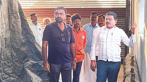 ಶ್ರೀ ಕನಕಾಚಲಪತಿ ರಥದ ಮನೆಗೆ ತಹಸೀಲ್ದಾರ್ ವಿಶ್ವನಾಥ ಮುರುಡಿ ಗುರುವಾರ ಭೇಟಿ ನೀಡಿ ಪರಿಶೀಲಿಸಿದರು. ಪ್ರಮುಖರಾದ ಚಂದ್ರೇಗೌಡ, ಕೀರ್ತಿಕುಮಾರ ಸೋನಿ, ದುರ್ಗಾದಾಸ್ ಯಾದವ್ ಇತರರಿದ್ದರು.