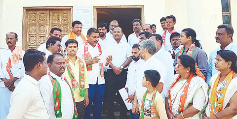 ಕುರುಗೋಡು ತಾಲೂಕಿನ ಗ್ರಾಮ ಪಂಚಾಯತಿಗಳಲ್ಲಿ ನಡೆದಿರುವ ಅನುದಾನ ದುರುಪಯೋಗ ಕುರಿತು ತನಿಖೆಗೆ ಆಗ್ರಹಿಸಿ ತಹಸೀಲ್ದಾರ್ ನರಸಪ್ಪಗೆ ಬಿಜೆಪಿ ಮಂಡಲದಿಂದ ಮನವಿ ಸಲ್ಲಿಸಲಾಯಿತು.