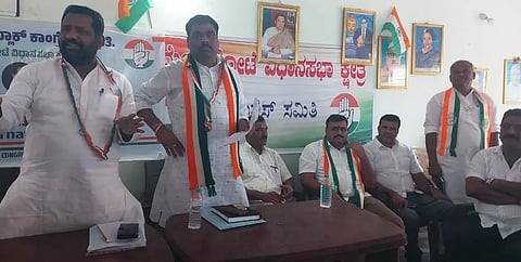  ಪಾಂಡವಪುರ ಪಟ್ಟಣದ ಕಾಂಗ್ರೆಸ್ ಕಚೇರಿಯಲ್ಲಿ ಆಯೋಜಿಸಿದ್ದ ಸಭೆಯಲ್ಲಿ ವೀಕ್ಷಕರಾಗಿ ಆಗಮಿಸಿದ್ದ ಎಐಸಿಸಿ ಕಾರ್ಯದರ್ಶಿ ಸೈಮನ್ ಅಲೆಕ್ಸ್ ಜಿಲ್ಲಾಧ್ಯಕ್ಷರ ಆಯ್ಕೆ ಸಂಬಂಧ ಪಕ್ಷದ ತಳಮಟ್ಟದ ಕಾರ್ಯಕರ್ತರ ಅಭಿಪ್ರಾಯ ಸಂಗ್ರಹಿಸಿದರು. ಗೋಪಿಕೃಷ್ಣ, ಮಂಜುಳಾ ನಾಯ್ಡು ಇತರರಿದ್ದರು. 