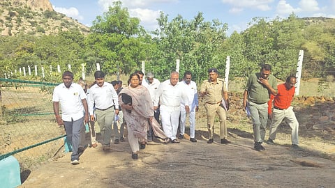 ತುಮಕೂರು ರಸ್ತೆಯ Meeting ಸಾಲುಮರದ ತಿಮ್ಮಕ್ಕ ಸಸ್ಯೋದ್ಯಾನಕ್ಕೆ ಅರಣ್ಯ ಸಚಿವ ರಾಮಲಿಂಗಾರೆಡ್ಡಿ ಭೇಟಿ ನೀಡಿ ಪರಿಶೀಲಿಸಿದರು. ಮುಖ್ಯ ಅರಣ್ಯ ಸಂರಕ್ಷಣಾಧಿಕಾರಿ ಏಡಿಕೊಂಡಳು, ಮಧುಗಿರಿ ವಿಭಾಗದ ಉಮಾ, ಪ್ರಾದೇಶಿಕ ಅರಣ್ಯ ಅಧಿಕಾರಿ ಟಿ.ಎನ್​.ರಾಕೇಶ್​ ಇದ್ದರು. 