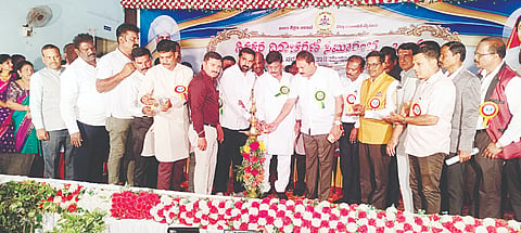 ತಿ.ನರಸೀಪುರದ ಶ್ರೀನಿವಾಸ ಕನ್ವೆನ್ಷನ್ ಹಾಲ್‌ನಲ್ಲಿ ಮಂಗಳವಾರ ಶಾಲಾ ಶಿಕ್ಷಣ ಸಾಕ್ಷರತಾ ಇಲಾಖೆ ವತಿಯಿಂದ ಆಯೋಜಿಸಿದ್ದ ತಾಲೂಕು ಮಟ್ಟದ ಶಿಕ್ಷಕರ ದಿನಾಚರಣೆಯನ್ನು ಶಾಸಕ ಡಾ. ಎಚ್.ಸಿ.ಮಹದೇವಪ್ಪ ಉದ್ಘಾಟಿಸಿದರು. ವಿವೇಕಾನಂದ, ಡಿ. ಉದಯಕುಮಾರ್, ಎಸ್.ಸಿ. ಶಿವಮೂರ್ತಿ, ಆರ್.ಚಲುವರಾಜು, ಕುಕ್ಕೂರು ಗಣೇಶ್, ಸೋಸಲೆ ನಾಗೇಶ, ಎಂ.ವಿ. ಶಿವಶಂಕರಮೂರ್ತಿ ಇದ್ದರು.