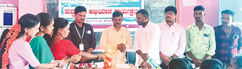 ಸಿರಿಗೇರಿ ಸಮೀಪದ ಮುದ್ದಟನೂರು ಸರ್ಕಾರಿ ಹಿರಿಯ ಪ್ರಾಥಮಿಕ ಶಾಲೆಯಲ್ಲಿ ಶ್ರೀ ಕ್ಷೇತ್ರ ಧರ್ಮಸ್ಥಳ ಗ್ರಾಮಾಭಿವೃದ್ಧಿ ಯೋಜನೆ ಬಿ.ಸಿ.ಟ್ರಸ್ಟ್ ವತಿಯಿಂದ ಶುದ್ಧ ಜಲ ಅಭಿಯಾನದ ಕಾರ್ಯಕ್ರಮವನ್ನು ಶಿಕ್ಷಕ ಉಮೇಶ ಉದ್ಘಾಟಿಸಿದರು. 