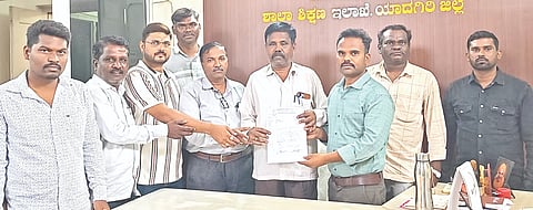 ಗಿರಿಜಿಲ್ಲೆ ಪತ್ರಕರ್ತರ ಮಕ್ಕಳಿಗೆ ಖಾಸಗಿ ಶಾಲಾ&ಕಾಲೇಜುಗಳಲ್ಲಿ ಶುಲ್ಕ ವಿನಾಯಿತಿ ನೀಡಬೇಕೆಂದು ಆಗ್ರಹಿಸಿ ಶುಕ್ರವಾರ ಜಿಲ್ಲಾ ಕಾರ್ಯನಿರತ ಪತ್ರಕರ್ತರ ಸಂದಿಂದ ಡಿಡಿಪಿಐ ಕಚೇರಿ ವ್ಯವಸ್ಥಾಪಕರಿಗೆ ಅಧ್ಯಕ್ಷ ಮಲ್ಲಪ್ಪ ಸಂಕಿನ್​ ಮನವಿ ಸಲ್ಲಿಸಿದರು. ಸಿದ್ದಪ್ಪ ಲಿಂಗೇರಿ, ರಾಜು ನಲ್ಲಿಕರ್​, ಗಣೇಶ ಪಾಟೀಲ್​, ಮಹೇಶ ಗಣೇರ, ನಾಗರಾಜ ಕೋಟೆ, ನರಸಪ್ಪ ನಾರಾಯಣೋರ್​, ಶರಭು ನಾಟೇಕರ ಇತರರಿದ್ದರು.