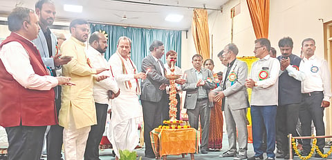 ಶಹಾಪುರ ತಾಲೂಕಿನ ಭೀ.ಗುಡಿಯಲ್ಲಿ ಶುಕ್ರವಾರ ಹಮ್ಮಿಕೊಂಡ ರಜತ ಮಹೋತ್ಸವ ಮತ್ತು ಹಳೇ ವಿದ್ಯಾರ್ಥಿಗಳ ಸಮ್ಮಿಲನ ಕಾರ್ಯಕ್ರಮವನ್ನು ರಾಜ್ಯ ಮದ್ಯಪಾನ ಸಂಯಮ ಮಂಡಳಿ ಅಧ್ಯ ಶರಣಪ್ಪ ಸಲಾದಪುರ ಉದ್ಘಾಟಿಸಿದರು. ಮಧುಸೂಧನ ರಡ್ಡಿ, ತಿಮ್ಮಣ್ಣ, ಡಾ.ಎಸ್​.ಜಿ.ಗೌಡಪ್ಪ, ಡಾ.ಗುರುರಾಜ ಸುಂಕದ, ಡಾ.ಅನರೆಶಗೌಡ ಎ, ಡಾ.ಪ್ರಭುರಾಜ, ಡಾ.ಎಸ್​.ಕೆ.ಜಯಲ್ಮ ಇತರರಿದ್ದರು.
