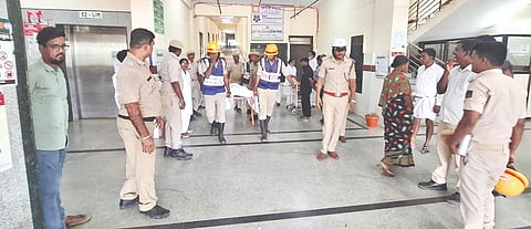 ಯಾದಗಿರಿ ಯಿಮ್ಸ್​ನಲ್ಲಿ ಶುಕ್ರವಾರ ವಿಪತ್ತು ಸನ್ನದ್ಧತೆ ಕುರಿತು ಸಮಗ್ರ ಅಣುಕು ಪ್ರದರ್ಶನ ನಡೆಯಿತು.