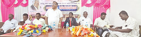 ಯಾದಗಿರಿಯಲ್ಲಿ ಮಂಗಳವಾರ ಸಂಜೆ ನಡೆದ ಕಲ್ಯಾಣ ಕರ್ನಾಟಕ ರಸ್ತೆ ಸಾರಿಗೆ ನಿಗಮದ ಯಾದಗಿರಿ ವಿಭಾಗದ ಪರಿಶಿಷ್ಟ ಜಾತಿ ಮತ್ತು ಪಂಗಡ ನೌಕರರ ಸಂಘಟನೆಯ ಜಾಗೃತಿ ಸಮಾವೇಶದಲ್ಲಿ ಅಧ್ಯಕ್ಷ ಚಂದ್ರಕಾAತ ಗದ್ದಗಿ ಮಾತನಾಡಿದರು. ಸೂರ್ಯಕಾಂತ ಸಿಂಘೆ, ಮಾನಯ್ಯ ಹತ್ತಿಗೂಡುರ, ಎಂ.ಎಚ್. ಬಡಿಗೇರ್, ಚಂದ್ರಶೇಖರ್ ಮುಷ್ಕಹಳ್ಳಿ ಇತರರಿದ್ದರು.
