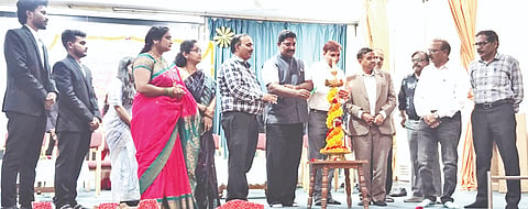 ಶಹಾಪುರ ತಾಲೂಕಿನ ಭೀ.ಗುಡಿಯ ಕೃಷಿ ಕಾಲೇಜಿನಲ್ಲಿ ಬುಧವಾರ ಹಮ್ಮಿಕೊಂಡ ಅಂತಿಮ ವರ್ಷದ ಬಿಎಸ್‌ಸಿ ವಿದ್ಯಾರ್ಥಿಗಳ ಬೀಳ್ಕೊಡುಗೆ ಕಾರ್ಯಕ್ರಮವನ್ನು ರಾಯಚೂರಿನ ಶಿಕ್ಷಣ ನಿರ್ದೇಶಕ ಡಾ.ಗುರುರಾಜ ಸುಂಕದ ಉದ್ಘಾಟಿಸಿದರು. ಡಾ.ಶ್ಯಾಮರಾವ ಕುಲಕರ್ಣಿ, ಡಾ.ದಯಾನಂದ ಸಾತಿಹಾಳ, ಡಾ.ಸಂಗೀತಾ ಗಾಯಕವಾಡ, ಡಾ.ಸ್ನೇಹಲï ಗಿರಿ, ಡಾ.ಬಸವರಾಜ ಗಾಣಿಗೇರ ಇತರರಿದ್ದರು.