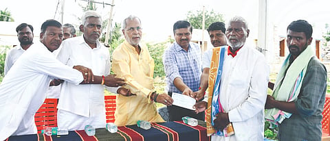 ಭೀಮಾ ನದಿಯಲ್ಲಿ ಮಿನು ಹಿಡಿಯುವಾಗ ಬಲೆಗೆ ಸಿಲುಕಿ ಮೃತಪಟ್ಟಿದ್ದ ಹಣಮಂತನ ಕುಟುಂಬಕ್ಕೆ ತಳಕನಲ್ಲಿ ಶಾಸಕ ಚನ್ನಾರಡ್ಡಿ ಪಾಟೀಲ್ ತುನ್ನೂರ ಮಂಗಳವಾರ ೧೦ ಲಕ್ಷ ರೂ. ಪರಿಹಾರದ ಚೆಕ್ ವಿತರಿಸಿದರು. ಡಿಡಿ ಶರಣಬಸವ, ಉಮೇಶ ಮುದ್ನಾಳ್ ಇತರರಿದ್ದರು.
