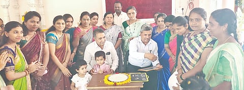 ಶಹಾಪುರದ ಎಸ್​ಎಂಸಿ ಜೈನ್​ ಶಾಲೆಯಲ್ಲಿ ಸೋಮವಾರ ನೂತನ ವಿದ್ಯಾರ್ಥಿಗಳಿಗೆ ಸೋಮವಾರ ಅರಾಭ್ಯಾಸ ಮಾಡಿಸಲಾಯಿತು. ಮಾಂಗಿಲಾಲ್​ ಜೈನ್​ ಪ್ರಾಚಾರ್ಯ ಶಿವುಕುಮಾರ ಇತರರಿದ್ದರು.