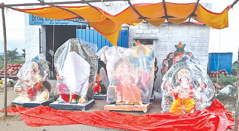 ಗಣೇಶ ಹಬ್ಬದಂಗವಾಗಿ ಯಾದಗಿರಿಯಲ್ಲಿ ಮಾರಾಟಕ್ಕೆ ಇಟ್ಟಿರುವ ವಿಗ್ರಹಗಳು.
