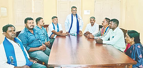 ಯಳಂದೂರು ಪಟ್ಟಣದ ಪ್ರವಾಸಿ ಮಂದಿರದಲ್ಲಿ ಇತ್ತೀಚೆಗೆ ಆಯೋಜಿಸಿದ್ದ ದಸಂಸ ಸಭೆಯಲ್ಲಿ ದೊಡ್ಡಿಂದುವಾಡಿ ಸಿದ್ದರಾಜು ಮಾತನಾಡಿದರು.