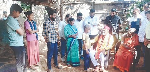 ಯಲ್ಲಾಪುರದ ಕಾಳಮ್ಮನಗರದಲ್ಲಿ ಹತ್ಯೆಗೀಡಾದ ರಂಜಿತಾ ಬನ್ಸೋಡೆ ಮನೆಗೆ ಶ್ರೀರಾಮ ಸೇನೆಯ ಮುಖ್ಯಸ್ಥ ಪ್ರಮೋದ ಮುತಾಲಿಕ ಭೇಟಿ ನೀಡಿ, ಕುಟುಂಬದವರಿಗೆ ಸಾಂತ್ವನ ಹೇಳಿದರು. ಸತ್ಯಪ್ರಮೋದೇಂದ್ರ ಸರಸ್ವತೀ ಸ್ವಾಮೀಜಿ, ಮಂಜುನಾಥ ಕೆ.ಎಚ್., ಮಹಾಲಿಂಗ ಐಗಳಿ ಇತರರಿದ್ದರು.