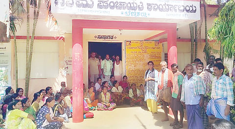 ಹಗರಿಬೊಮ್ಮನಹಳ್ಳಿ ತಾಲೂಕಿನ ಬೆಣ್ಣಿಕಲ್ಲು ಗ್ರಾಪಂ ಕಚೇರಿ ಮುಂದೆ ನರೇಗಾ ಕೂಲಿ ಕಾರ್ಮಿಕರು ಪ್ರತಿಭಟನೆ ನಡೆಸಿದರು. 