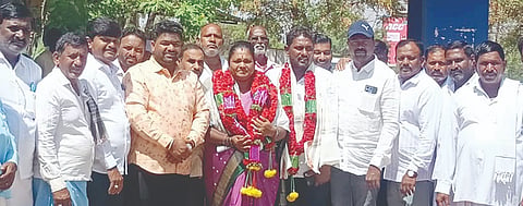 ಹಗರಿಬೊಮ್ಮನಹಳ್ಳಿ ಪುರಸಭೆ ಹಂಗಾಮಿ ಅಧ್ಯಕ್ಷೆಯಾಗಿ ಉಪಾಧ್ಯಕ್ಷೆ ನೇತ್ರಾವತಿ ಸೆರೆಗಾರ ಅಧಿಕಾರ ವಹಿಸಿಕೊಂಡರು. 