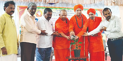 ಹಗರಿಬೊಮ್ಮನಹಳ್ಳಿ ತಾಲೂಕಿನ ನಂದಿಪುರ ಮಠದಲ್ಲಿ ದಮ್ಮು, ಕೆಮ್ಮು ಹಾಗೂ ಅಸ್ತಮಾ ರೋಗಿಗಳಿಗೆ ಆಯುರ್ವೇದ ಔಷಧ ಉಚಿತ ವಿತರಣೆ ಕಾರ್ಯಕ್ರಮಕ್ಕೆ ಸ್ವಾಮೀಜಿಗಳು ಚಾಲನೆ ನೀಡಿದರು. 