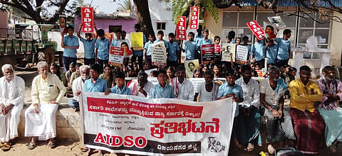 ಹಗರಿಬೊಮ್ಮನಹಳ್ಳಿ ತಾಲೂಕಿನ ಮರಬ್ಬಿಹಾಳ್ ಗ್ರಾಮದಲ್ಲಿ ಎಐಡಿಎಸ್‌ದಿಂದ ಪ್ರತಿಭಟನೆ ನಡೆಯಿತು.