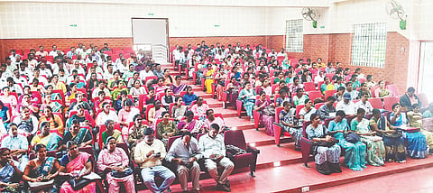 ಪಿರಿಯಾಪಟ್ಟಣದ ದೇವರಾಜ ಅರಸು ಭವನದಲ್ಲಿ ಆಯೋಜಿಸಿದ್ದ ತರಬೇತಿ ಕಾರ್ಯಕ್ರಮದಲ್ಲಿ ಸಿಬ್ಬಂದಿ ಪಾಲ್ಗೊಂಡಿದ್ದರು.