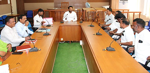 ವೇಮನ ಜಯಂತಿ ಅಂಗವಾಗಿ ಕೊಪ್ಪಳದಲ್ಲಿ ಎಡಿಸಿ ಸಿದ್ರಾಮೇಶ್ವರ ಅಧ್ಯಕ್ಷತೆಯಲ್ಲಿ ಪೂರ್ವಭಾವಿ ಸಭೆ ನಡೆಯಿತು. ಡಿಡಿಪಿಯು ಜಗದೀಶ್​ ಜಿ.ಎಚ್​., ಪ್ರವಾಸೋದ್ಯಮ ಸಹಾಯಕ ನಿರ್ದೇಶಕ ನಾಗರಾಜ ಡಿ., ಅಂಬೇಡ್ಕರ್​ ಅಭಿವೃದ್ಧಿ  ನಿಗಮದ ಜಿಲ್ಲಾ ವ್ಯವಸ್ಥಾಪಕಿ ಪುಷ್ಪಲತಾ, ಕನ್ನಡ ಮತ್ತು ಸಂಸತಿ ಸಹಾಯಕ ನಿರ್ದೇಶಕ ಕರ್ಣಕುಮಾರ್​, ಸಮುದಾಯ ಮುಖಂಡರಾದ ಸೋಮಣ್ಣ, ಹುಲುಗಪ್ಪ ಬಾರಕೇರ್​, ರಮೇಶ್​ ಕಬ್ಬೇರ್​, ರಾಜು ಕಲಿಗಾರ ಇದ್ದರು. 
