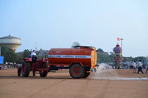 ಗವಿಮಠದಲ್ಲಿ ಧೂಳು ಹೆಚ್ಚದಂತೆ ಟ್ಯಾಂಕರ್​ ಮೂಲಕ ನೀರು ಹಾಕುತ್ತಿರುವುದು.