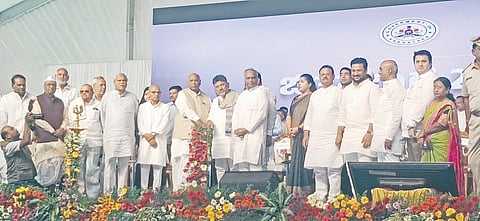 ಕಲಬುರಗಿ ಜಿಲ್ಲೆಯ ಚಿತ್ತಾಪುರದಲ್ಲಿ ಹಮ್ಮಿಕೊಂಡಿದ್ದ ಸಮಾರಂಭದಲ್ಲಿ ವಿವಿಧ ಯೋಜನೆಗಳಡಿ ಫಲಾನುಭವಿಗಳಿಗೆ ಪರಿಹಾರ ಚೆಕ್​ ವಿತರಿಸಲಾಯಿತು. ರಾಜ್ಯಸಭೆ ಪ್ರತಿಪಕ್ಷ ನಾಯಕ ಡಾ.ಮಲ್ಲಿಕಾರ್ಜುನ ರ್ಖಗೆ, ಡಿಸಿಎಂ ಡಿ.ಕೆ.ಶಿವಕುಮಾರ್​, ಸಚಿವರಾದ ಪ್ರಿಯಾಂಕ್​ ರ್ಖಗೆ, ಡಾ.ಶರಣಪ್ರಕಾಶ ಪಾಟೀಲ್​, ಶರಣಬಸಪ್ಪ ದರ್ಶನಾಪುರ ಇತರರಿದ್ದರು.