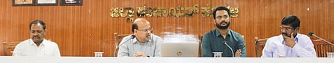 ಕೊಪ್ಪಳದಲ್ಲಿ ಬುಧವಾರ ಹಮ್ಮಿಕೊಂಡ ಅಧಿಕಾರಿಗಳೊಂದಿಗಿನ ಸಭೆಯಲ್ಲಿ ಡಿಸಿ ಡಾ. ಸುರೇಶ ಬಿ. ಇಟ್ನಾಳ ಮಾತನಾಡುದರು. ಎಡಿಸಿ ಸಿದ್ರಾಮೇಶ್ವರ, ಜಿ.ಪಂ. ಉಪ ಕಾರ್ಯದರ್ಶಿ ಟಿ. ಕೃಷ್ಣಮೂರ್ತಿ, ಎಸಿ ಕ್ಯಾಪ್ಟನ್​ ಮಹೇಶ ಮಾಲಗಿತ್ತಿ ಇದ್ದರು.