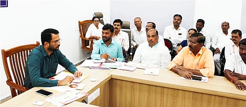 ಕೊಪ್ಪಳದಲ್ಲಿ ಆಯೋಜಿಸಿದ ಮಹನೀಯರ ಜಯಂತಿ ಪೂರ್ವಭಾವಿ ಸಭೆಯಲ್ಲಿ ಎಡಿಸಿ ಸಿದ್ರಾಮೇಶ್ವರ ಮಾತನಾಡಿದರು. ಕರ್ಣಕುಮಾರ, ವಿಶ್ವನಾಥಗೌಡ ಎಂ.ಎನ್​., ಮಲ್ಲಿಕಾರ್ಜುನ ಗೌಡರ್​, ಎಎಸ್​ಐ ವೀರಭದ್ರಪ್ಪ ಸಮುದಾಯದ ಪ್ರಮುಖರು ಇದ್ದರು.