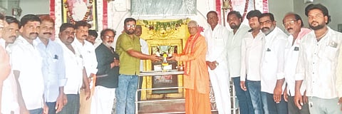 ಮಳಖೇಡ ಸಮೀಪದ ಮಲಕೂಡ ಗ್ರಾಮದಲ್ಲಿ ಸಿದ್ಧಲಿಂಗಯ್ಯ ಸ್ವಾಮಿ ಮಲಕೂಡ ರಚನೆಯ ಶೀಲ ಸುಟ್ಟರೂ ನೀತಿ ಬಿಟ್ಟಿಲ್ಲ ನಾಟಕ ಆಧಾರಿತ ಚಲನಚಿತ್ರದ ಕ್ಯಾಮರಾ ಪೂಜೆಯನ್ನು ಶ್ರೀ ಗುರುಲಿಂಗ ಶಿವಾಚಾರ್ಯರು ನೆರವೇರಿಸಿದರು. ನಿರ್ದೇಶಕ ಯುವರಾಜ ಗುತ್ತೇದಾರ್​, ಶಿವಕುಮಾರ ನಿಡಗುಂದಾ, ಸೋಮಶೇಖರ ಐನಾಪುರ ಇತರರಿದ್ದರು