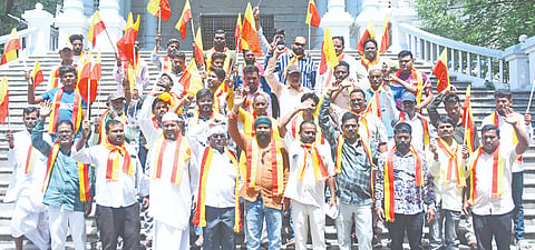 ಡಾ.ಸರೋಜಿನಿ ಮಹಿಷಿ ವರದಿ ಜಾರಿ ಸೇರಿ ನಾನಾ ಬೇಡಿಕೆ ಈಡೇರಿಕೆಗೆ ಆಗ್ರಹಿಸಿ ವೀರ ಕನ್ನಡಿಗರ ಸೇನೆ ಕಾರ್ಯಕರ್ತರು ಕಲಬುರಗಿ ಡಿಸಿ ಕಚೇರಿ ಎದುರು ಬುಧವಾರ ಪ್ರತಿಭಟನೆ ನಡೆಸಿದರು. ಅಮೃತ್​ ಪಾಟೀಲ್​ ಸಿರನೂರ್​, ಜಗನ್ನಾಥ ಸೂರ್ಯವಂಶಿ, ರವಿ ಒಂಟಿ, ಶಿವಾಜಿ ಚವ್ಹಾಣ, ಶಿವಾನಂದ, ಚಂದ್ರಹಾಸ, ಮಹೇಶ, ಹನುಮಂತ, ಸೇನುಸಿಂಗ್​ ಇತರರಿದ್ದರು.