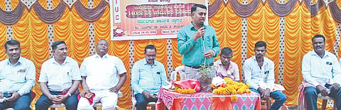  ಆಳಂದ ತಾಲೂಕಿನ ನಿಂಬರ್ಗಾದಲ್ಲಿ ಹಮ್ಮಿಕೊಂಡಿದ್ದ ಕಾರ್ಯಕ್ರಮದಲ್ಲಿ ಜಿಲ್ಲಾ ಕಾರ್ಮಿಕ ಅಧಿಕಾರಿ ಶರಣಪ್ಪ ಹಳಿಮನಿ ಮಾತನಾಡಿದರು. ಪ್ರಭುದೇವ ಯಳಸಂಗಿ, ಭೀಮಾಶಂಕರ ಮಾಡಿಯಾಳ, ಯಲ್ಲಪ್ಪ ಕಟ್ಟಿಮನಿ, ಜಗನ್ನಾಥ ಗುಂಡಗುರ್ತಿ ಇದ್ದರು.