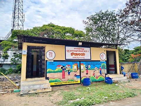 ಕೊಪ್ಪಳ ಕೇಂದ್ರ ಬಸ್​ ನಿಲ್ದಾಣದಲ್ಲಿ ಜನಬಳಕೆಗೆ ಮುಕ್ತವಾದ ನಗರಸಭೆಯಿಂದ ನಿಮಾರ್ಣಗೊಂಡ ಶೌಚಗೃಹಗಳು.