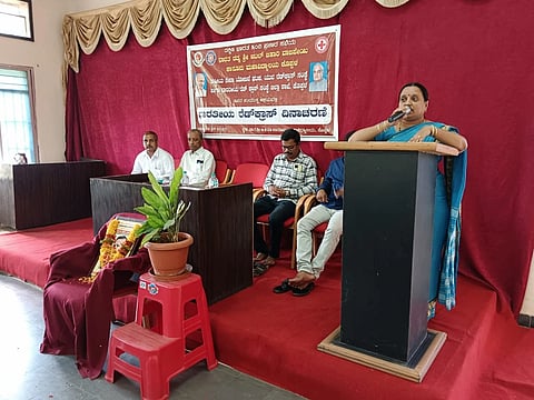ಕೊಪ್ಪಳದ ಶ್ರೀ ಅಟಲ್​ ಬಿಹಾರಿ ವಾಜಪೇಯಿ ಕಾನೂನು ಮಹಾವಿದ್ಯಾಲಯದಲ್ಲಿ ಶುಕ್ರವಾರ ಆಯೋಜಿಸಿದ್ದ ವಿಶ್ವ ರೆಡ್​ ಕ್ರಾಸ್​ ದಿನಾಚರಣೆ ಕಾರ್ಯಕ್ರಮದಲ್ಲಿ ಕಾಲೇಜಿನ ಪ್ರಾಂಶುಪಾಲೆ ಉಷಾದೇವಿ ಹಿರೇಮಠ ಮಾಡಿದರು. ಭಾರತೀಯ ರೆಡ್​ ಕ್ರಾಸ್​ ಸಂಸ್ಥೆ ಜಿಲ್ಲಾ ಶಾಖೆ ಸಭಾಪತಿ ಸೋಮರೆಡ್ಡಿ ಅಳವಂಡಿ, ಉಪಸಭಾಪತಿ ಡಾ. ಮಂಜುನಾಥ್​ ಬಿ. ಸಜ್ಜನ್​, ಎಸ್​.ಎಂ. ಬಸವರಾಜ, ಯು.ಎಸ್​ ಸೊಪ್ಪಿಮಠ ಇದ್ದರು.