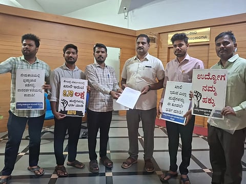 56,432 ಹುದ್ದೆಗಳ ನೇಮಕಾತಿಗೆ ಆಗ್ರಹಿಸಿ ಉದ್ಯೋಗಾಕಾಂಕ್ಷಿಗಳ ಹೋರಾಟ ಸಮಿತಿಯಿಂದ ಸರ್ಕಾರಕ್ಕೆ ಮನವಿ ಸಲ್ಲಿಸಲಾಯಿತು. ಸಮಿತಿಯ ಮುಖಂಡರಾದ ಶರಣು ಪಾಟೀಲ್​, ಶರಣು ಗಡ್ಡಿ, ಸುಭಾನ್​ ಸಾಬ್​, ಶಿವಮೂರ್ತಿ ವದಗನಾಳ್​, ರವಿ ಹೂವಿನಾಳ್​ ಇದ್ದರು.