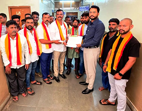 ನಗರಸಭೆ ಭ್ರಷ್ಟಚಾರದ ಸೂಕ್ತ ತನಿಖೆ ಮಾಡುವಂತೆ ಆಗ್ರಹಿಸಿ ಕರ್ನಾಟಕ ನವ ನಿಮಾರ್ಣ ಸೇನೆ ಜಿಲ್ಲಾ ಘಟಕದಿಂದ ಅಪರ ಜಿಲ್ಲಾಧಿಕಾರಿ ಸಿದ್ರಾಮೇಶ್ವರಗೆ ಮನವಿ ಸಲ್ಲಿಸಿತು. ಜಿಲ್ಲಾಧ್ಯಕ್ಷ ವಿಜಯ ಕುಮಾರ ಕವಲೂರ, ತಾಲೂಕು ಅಧ್ಯಕ್ಷ ಮಹೇಶ ಅಲ್ಲಾನಗರ, ಪದಾಧಿಕಾರಿಗಳಾದ ಶಿವಕುಮಾರ ಏಣಗಿ ಇದ್ದರು.