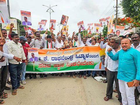 ರಾವೇಂದ್ರ ಹಿಟ್ನಾಳಗೆ ಸಚಿವಸ್ಥಾನ ನೀಡುವಂತೆ ಆಗ್ರಹಿಸಿ ನಗರದ ಗೌರಿಶಂಕರ ದೇವಸ್ಥಾನದಿಂದ ಅಶೋಕ ವೃತ್ತದವರೆಗೆ ಮೆರವಣಿಗೆ ನಡೆಸಲಾಯಿತು. ಕಾಂಗ್ರೆಸ್​ ಕಾರ್ಯಕರ್ತರಾದ ಕಿಶೋರಿ ಭುದಿನೂರ, ಕೆ.ಎಂ.ಸೈಯದ್​, ವೀರಪ್ಪ ನವೋದಯ, ಮಲ್ಲು ಪೂಜಾರ, ಭರಮಪ್ಪ ನಗರ, ಅಮ್ಜದ್​ ಪಟೇಲ್​, ಕಾಟನ್​ ಪಾಷಾ, ಮಾನ್ವಿ ಪಾಷಾ, ಕೃಷ್ಣರಡ್ಡಿ ಗಲಬಿ ಇದ್ದರು.
