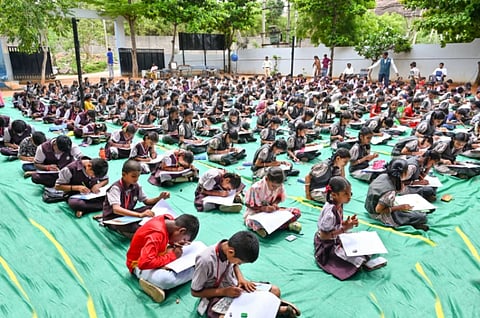 ವಿಶ್ವ ಪರಿಸರ ದಿನ ಅಂಗವಾಗಿ ಕನ್ನಡದ ನಂ.1 ದಿನಪತ್ರಿಕೆ ವಿಜಯವಾಣಿ, ಅಮೃತಾ ಆಯುರ್ವೇದ ಆಸ್ಪತ್ರೆ ಸಹಯೋಗದಲ್ಲಿ ಕೊಪ್ಪಳದ ಮಾಸ್ತಿ ಪಬ್ಲಿಕ್​ ಶಾಲೆಯಲ್ಲಿ ಸೋಮವಾರ ಆಯೋಜಿಸಿದ್ದ ಚಿತ್ರಸ್ಪರ್ಧೆಯಲ್ಲಿ ಭಾಗಿಯಾಗಿದ್ದ ವಿವಿಧ ಶಾಲೆ ಮಕ್ಕಳು. 